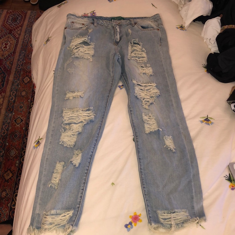 Frayed hem ripped jeans
